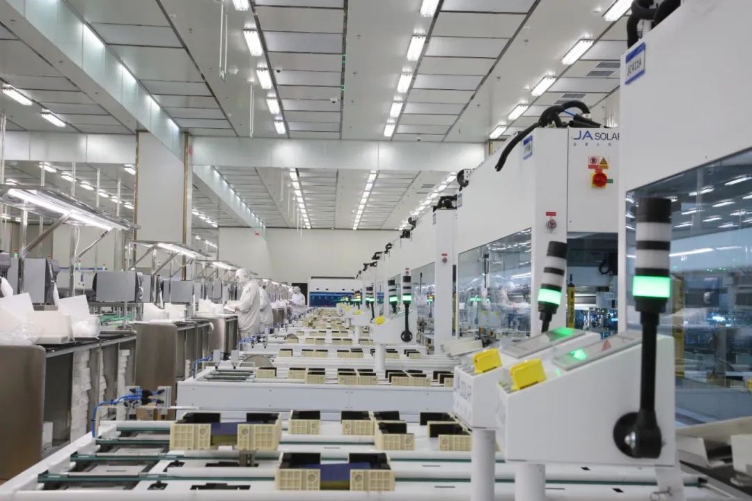 晶澳太阳能有限公司内,电池生产线包装工序自动化设备在紧张,有序