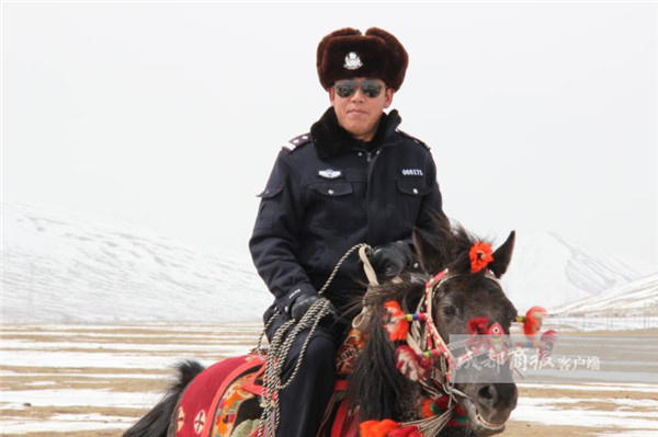 066171欢迎归队四川石渠县公安局原副政委因公殉职7年后警号重启由