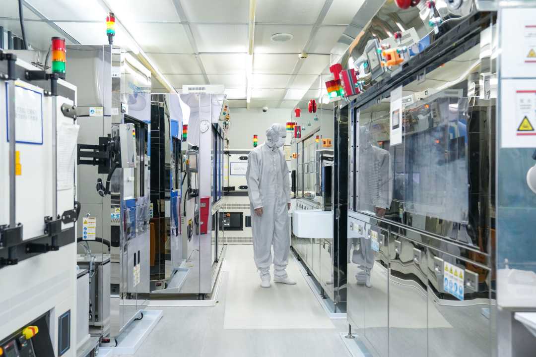 华进半导体封装先导技术研发中心有限公司的技术人员在湿制程实验室内