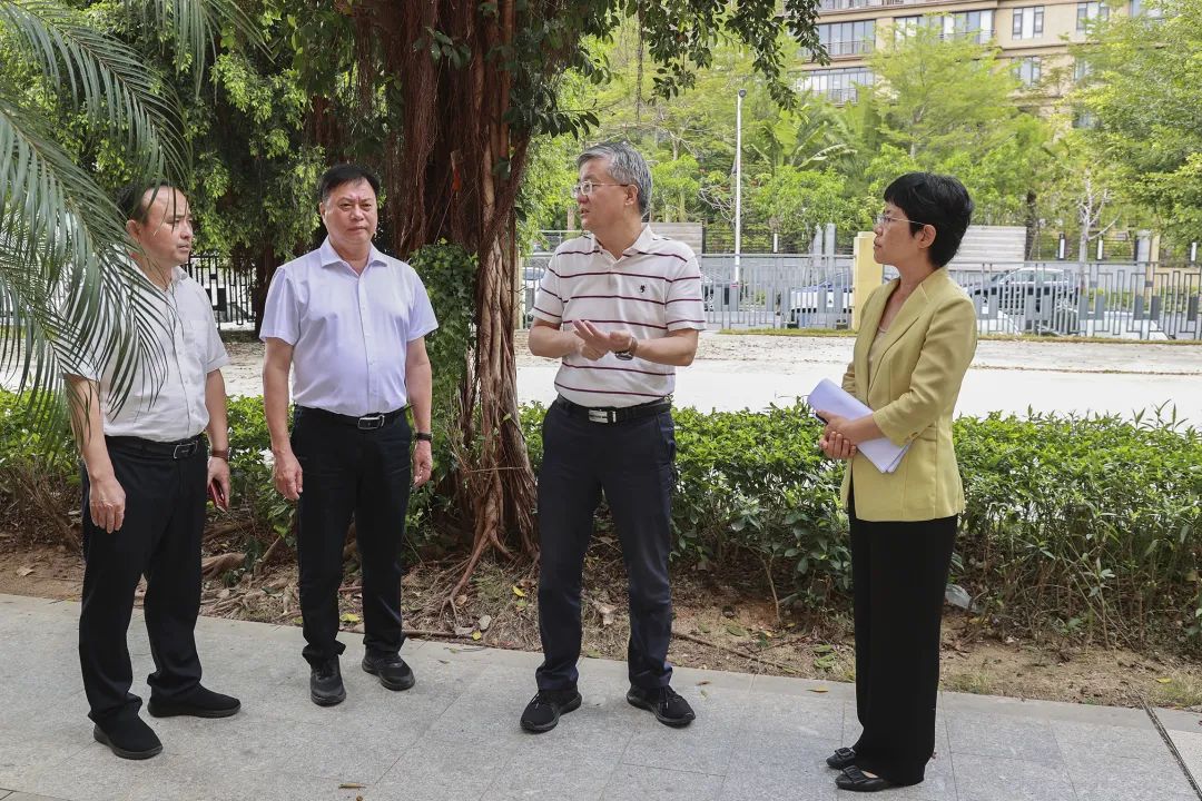 4月2日,省委常委,市委书记周红波以"四不两直"方式,深入吉阳区,天涯区