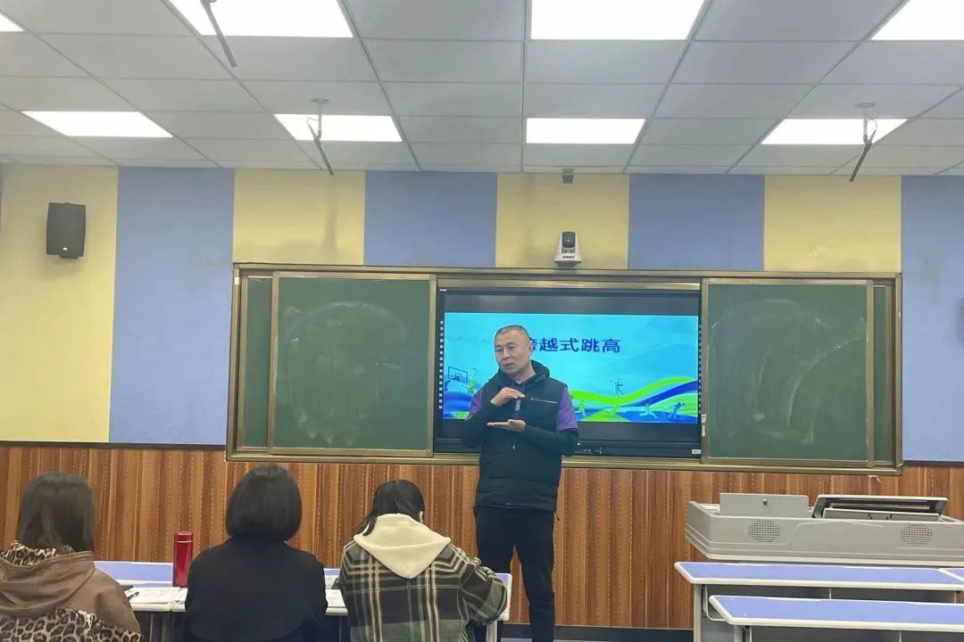 曹慧老师做了课堂展示,史航蔚老师对这节课的展示情况做了反思,舒