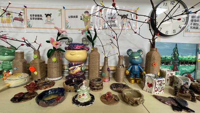 慧灵学员们的手工作品. 谢飞君摄