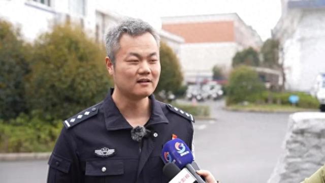 "白头翁"副所长,你真的35?|派出所_新浪财经_新浪网