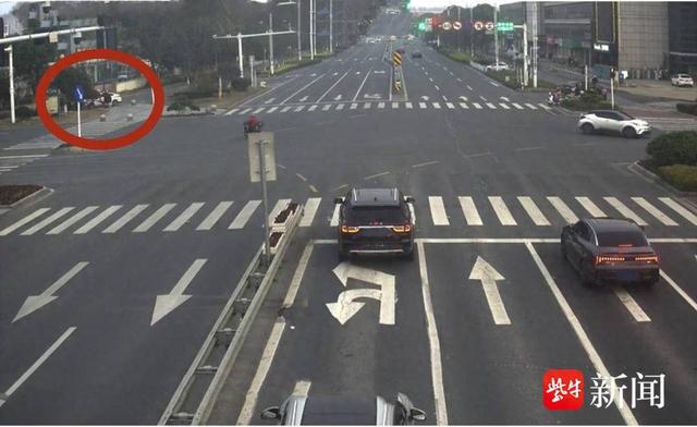 现场3月26日下午5时38分,市民岳先生急匆匆走进丹阳市公安局南环路