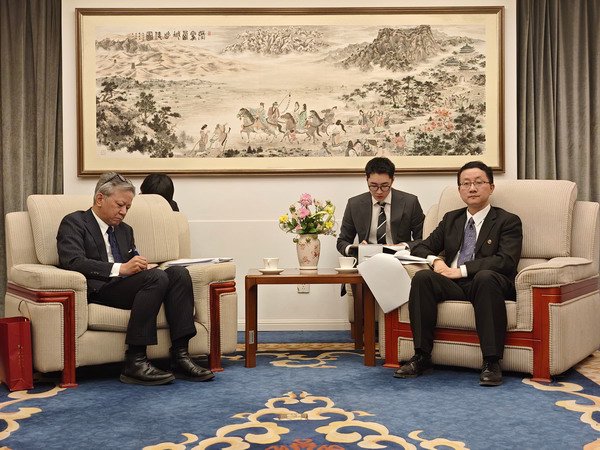 外交部亚洲司司长刘劲松会见日本驻华使馆新任首席横