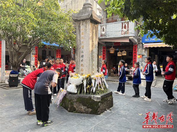 在悼念仪式上,队员们为革命事业英勇献身的烈士们静默致哀,并向"全国