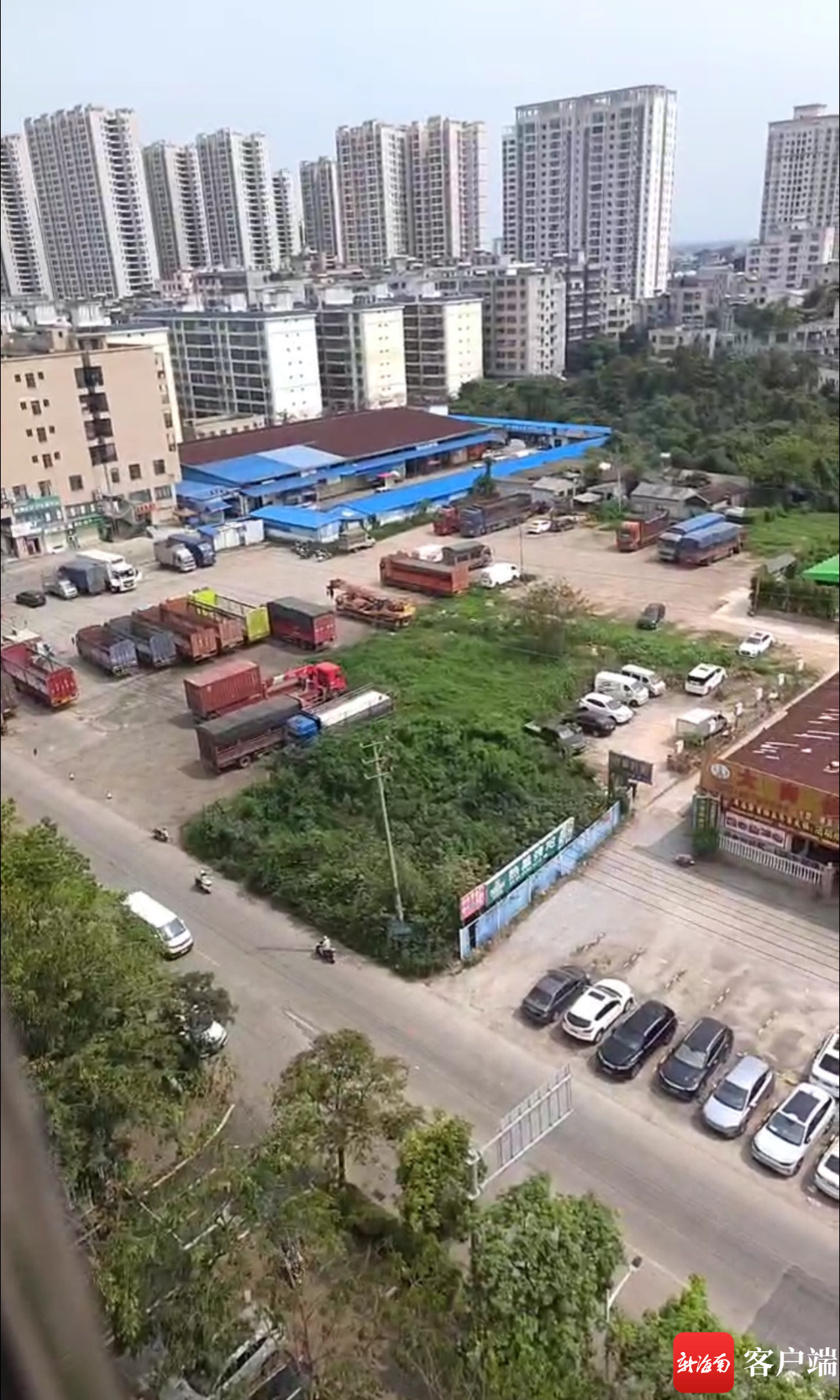 在事故发生地学校附近路段的大货车停车场.网友供图