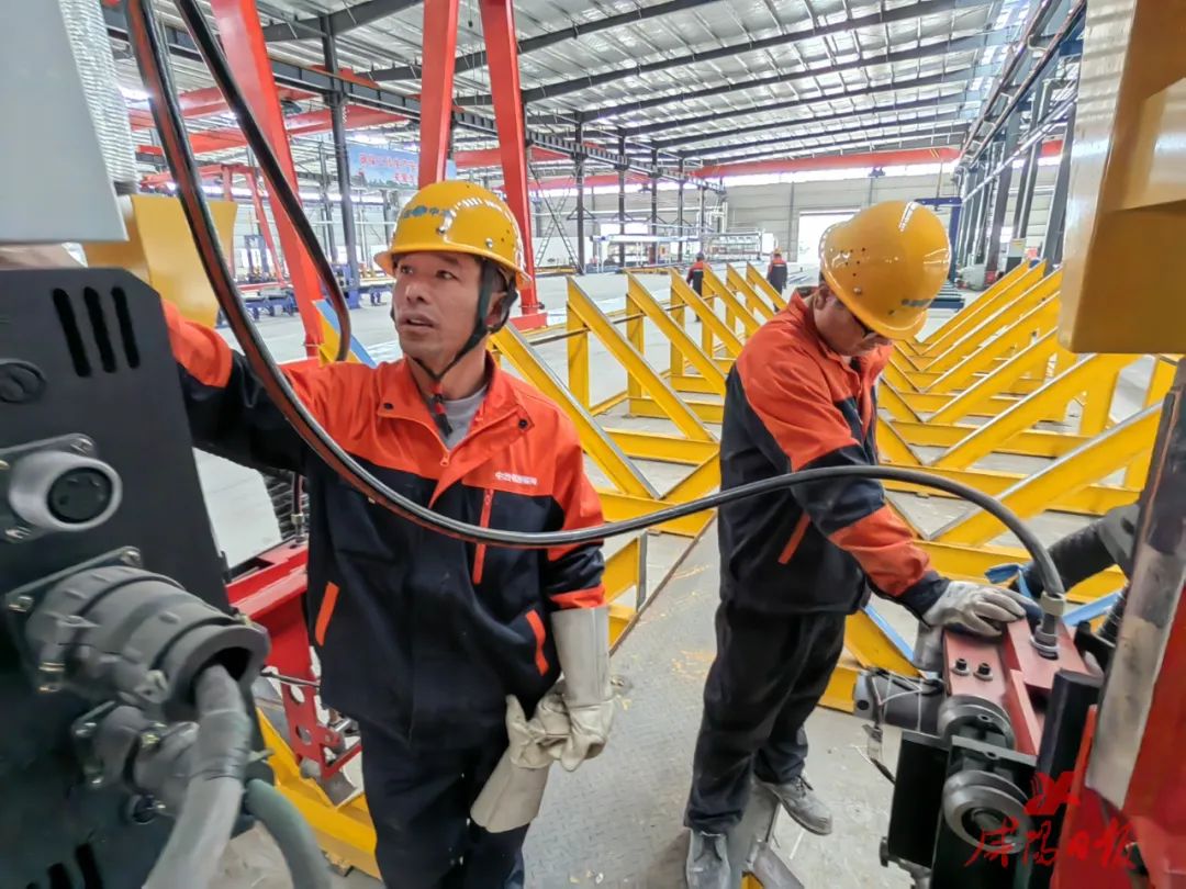 技术人员在陕西中治铭创年产12万吨装配式钢结构项目调试设备。
