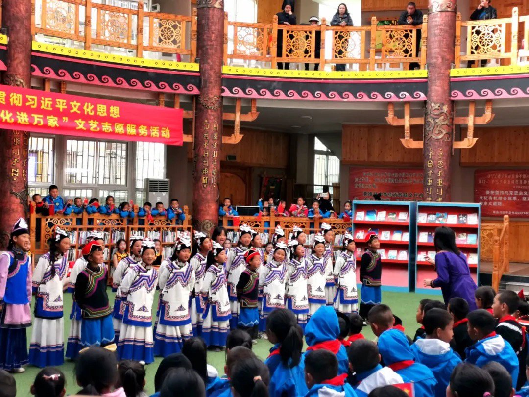 喜德县果果合唱团在"我们的中国梦·文化进万家"惠民音乐会演唱《小花
