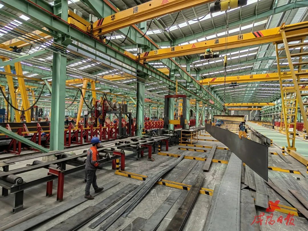 工人在陕西华建集团有限公司车间忙生产。