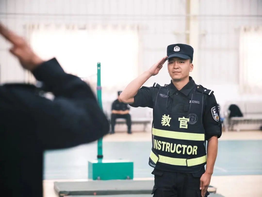 那个想抓住所有坏蛋的小警察当上了特警教官早安