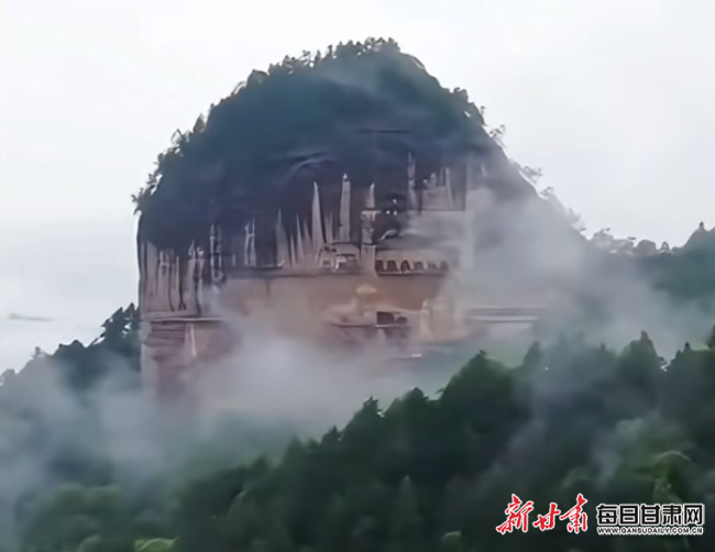 村柳烟雾积,渠流波论平.青江水中石,灿灿生光晶.