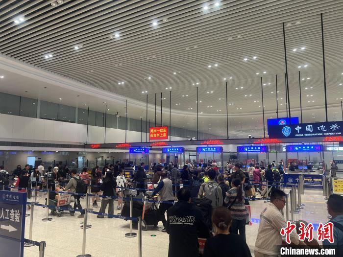 4月1日,厦门五通客运码头迎来台胞返乡祭祖客流高峰. 付佳萍 摄