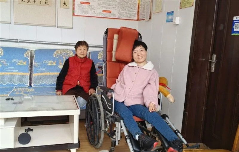 太励志!河北渐冻症女孩用三根手指七年坚持这件事