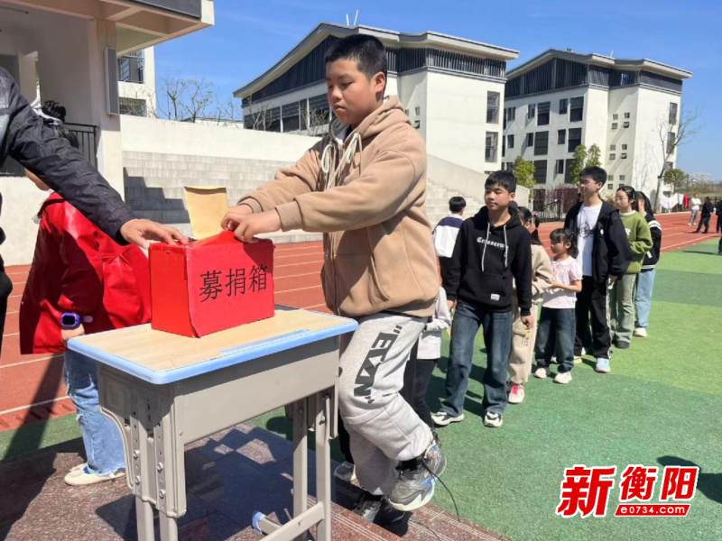 各班级爱心代表也有序地走向募捐箱,把自己手中所集的班级捐款放进