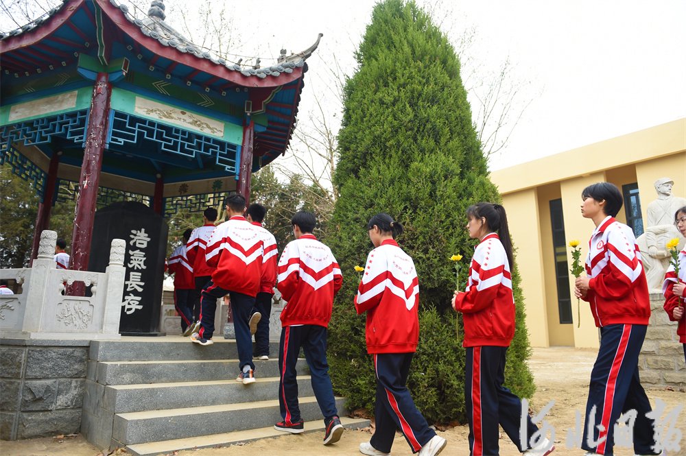 4月1日,河北宁晋中学学生向烈士纪念碑敬献鲜花.