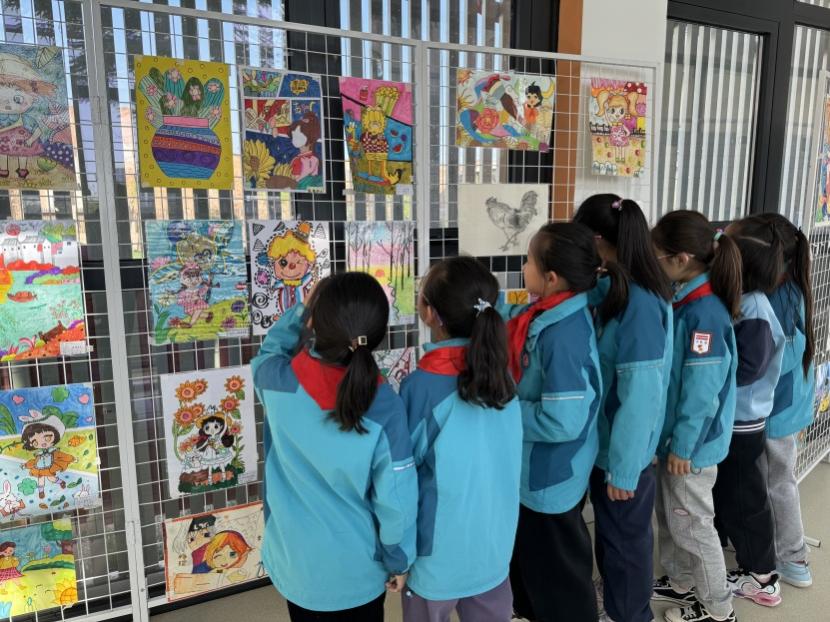 本次展览的学生作品有硬笔书法,软笔书法,简笔画,水粉画,国画等.