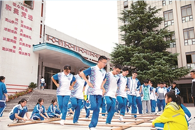吉首市民族中学学生在跳竹竿.余欣泽 摄