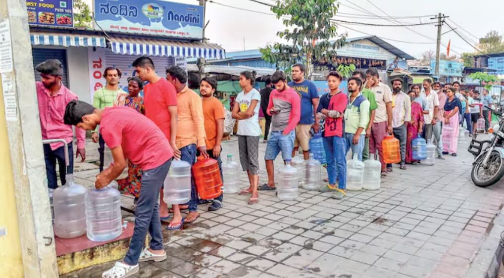 班加罗尔居民拿桶接水