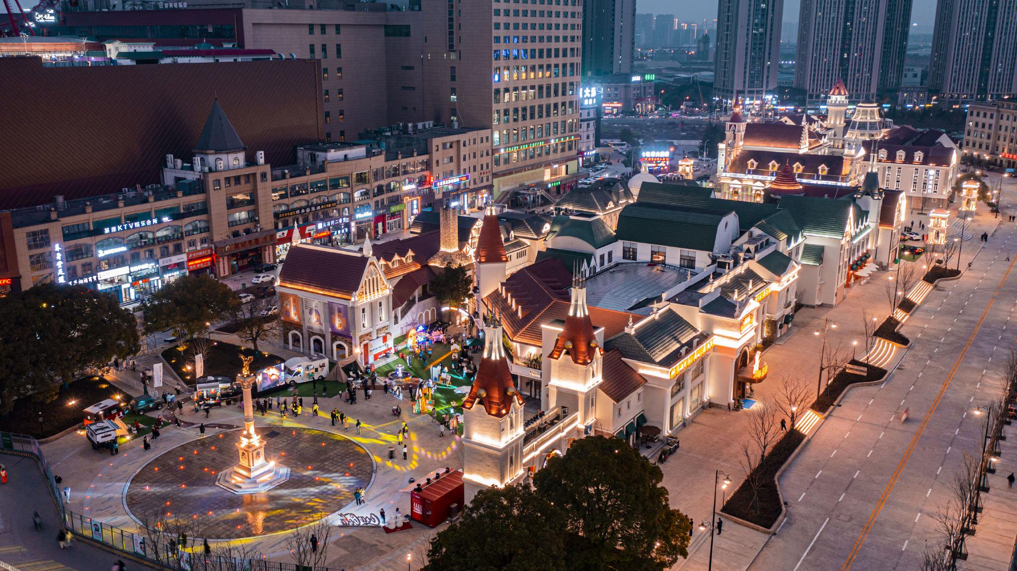 漫步在合肥经开区欧洲风情街,耳边缓缓传来慵懒自在的爵士乐,尝一块