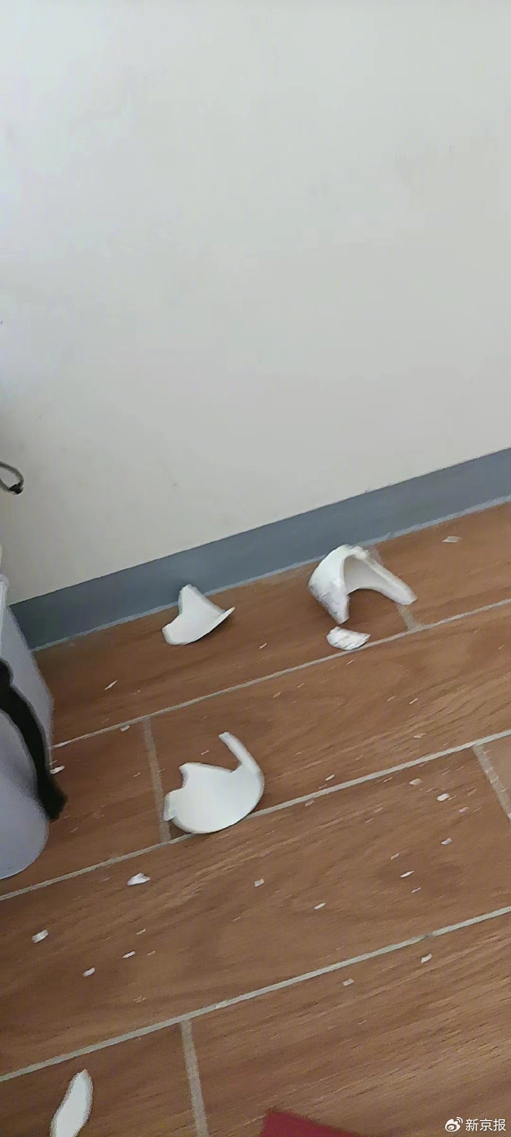 台湾地震亲历者:睡梦中被家具摇晃声吵醒,杯子,牙线散落一地