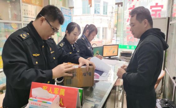 (执法人员对过期药品进行现场扣押)