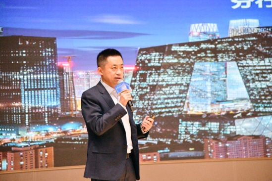 图/中信银行西安分行投资银行部副总经理俞江在演讲