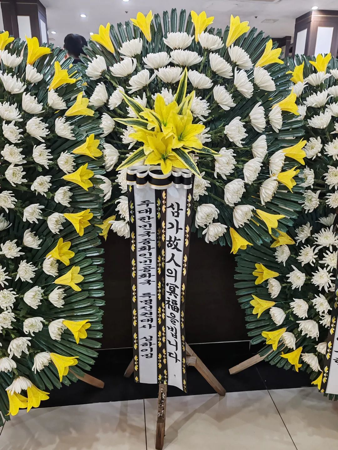 邢海明大使并送了花圈.