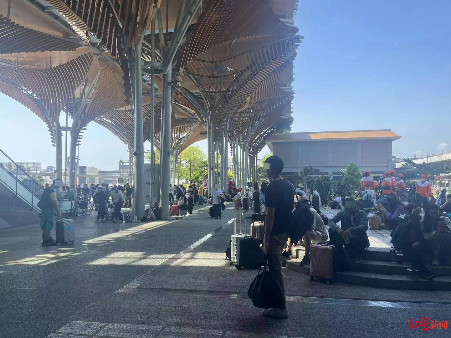 花莲火车站,不少旅客在空地上等待 受访者供图张女士看到,在火车站