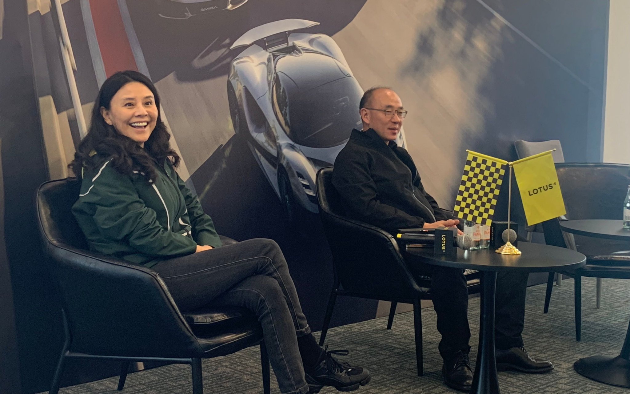 路特斯集团ceo冯擎峰(右),路特斯中国总裁毛京波(左).