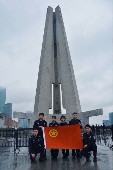 清明节前夕追忆感人事迹 上海市公安局开展英烈祭扫活动|公安_新浪