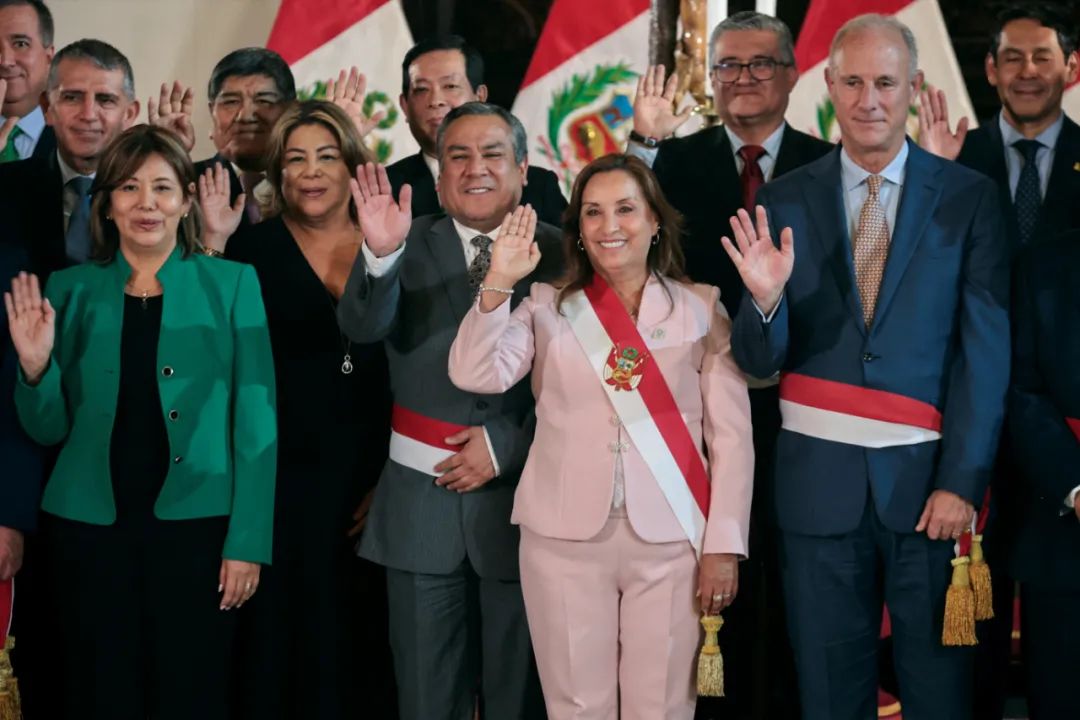 4月1日,秘鲁总统迪娜·博鲁阿尔特(前排右二)与新任命的内阁成员在