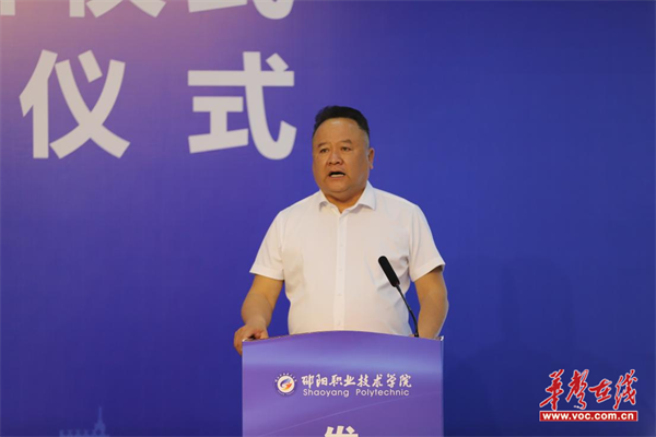 仪式上,许洪范介绍了学校的基本情况.