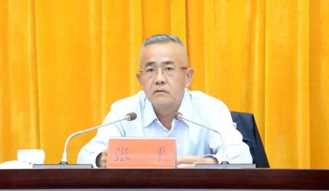 曾任贵州省纪委监察综合室副主任,主任,省监察厅副厅长,贵阳市委常委