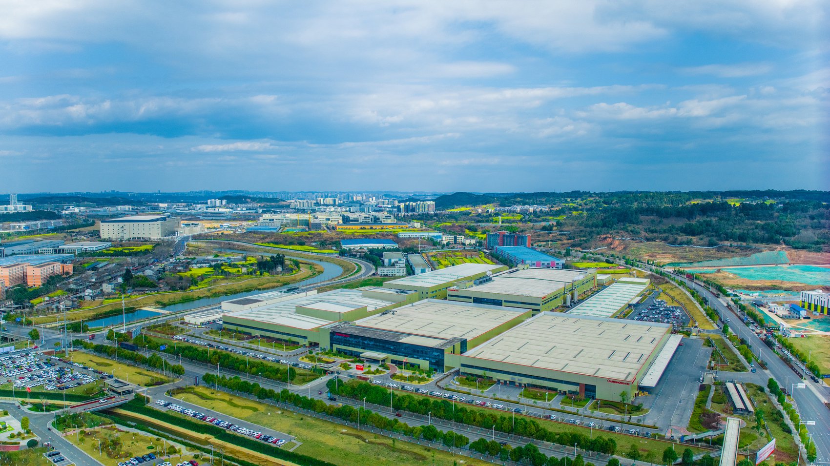 的现代化园区内的四川长虹新能源科技股份