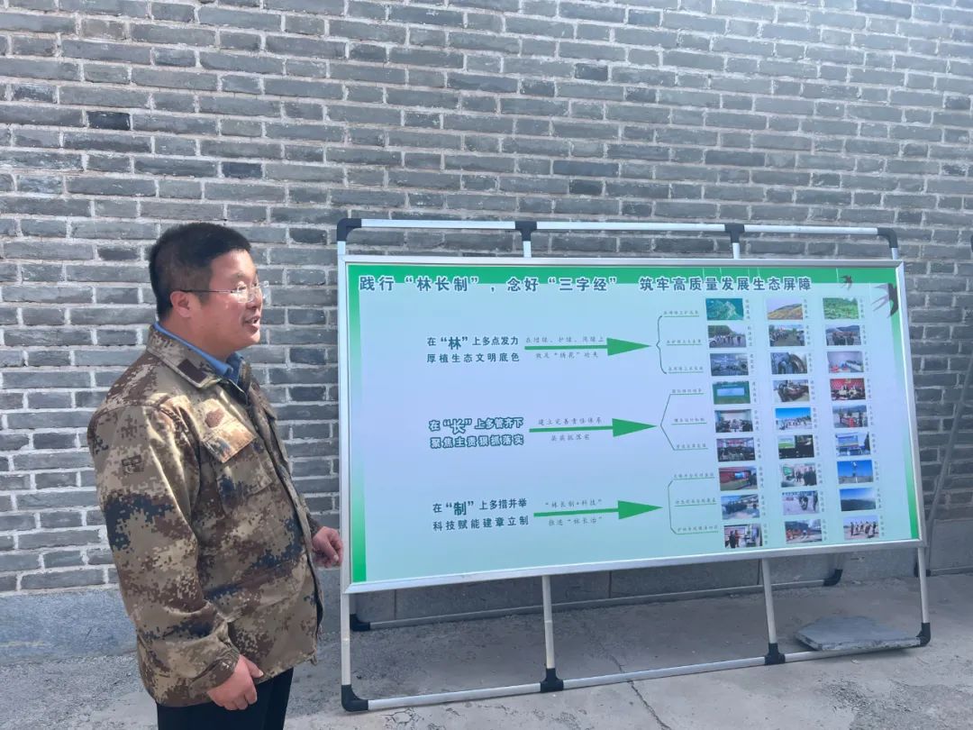 安泽县唐城镇党委副书记,镇长曹斌向记者介绍林长制工作.