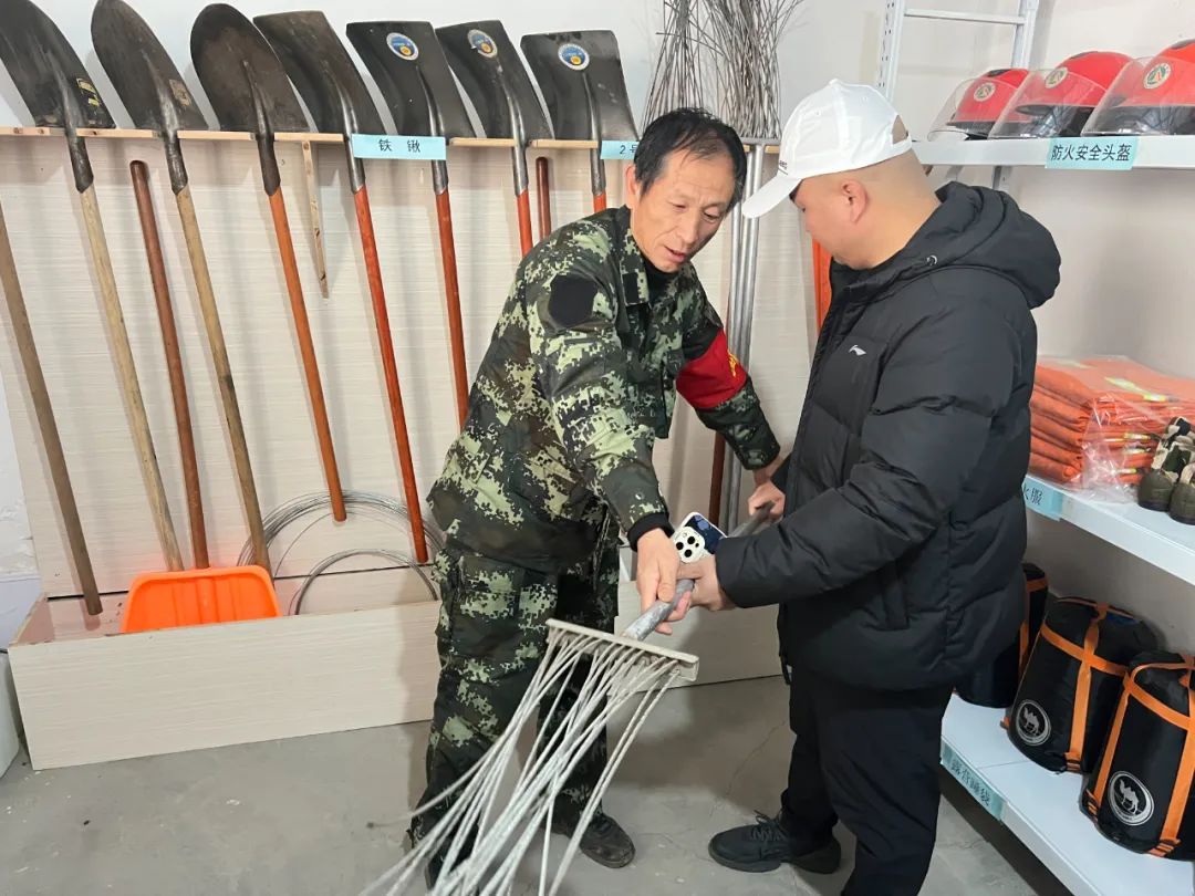 安泽县国有林场府城分场上县管护站站长陈红利向记者展示管护站的灭火