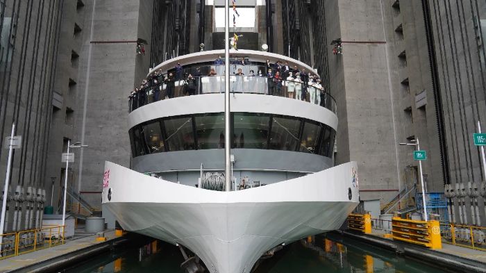 "长江三峡1"电动船通过三峡升船机摄影:毛翔春