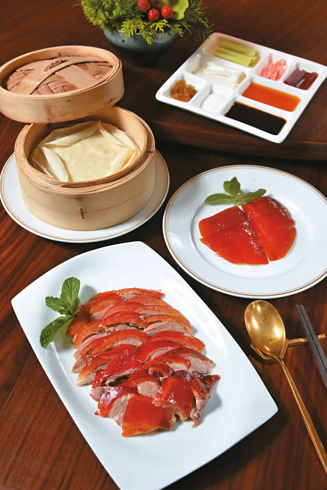 新荣记餐厅里的北京烤鸭皮脆肉嫩,薄饼薄身轻巧,配上六必居的酱汁及