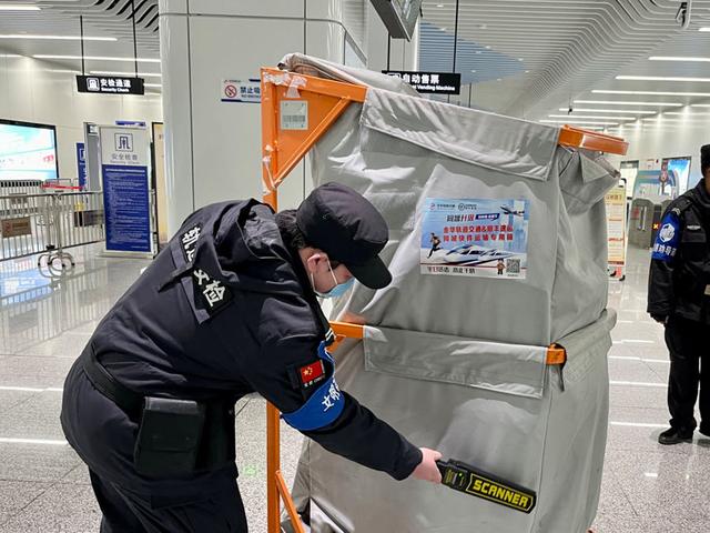 金华地铁工作人员正在对快件进行安检.受访者供图.