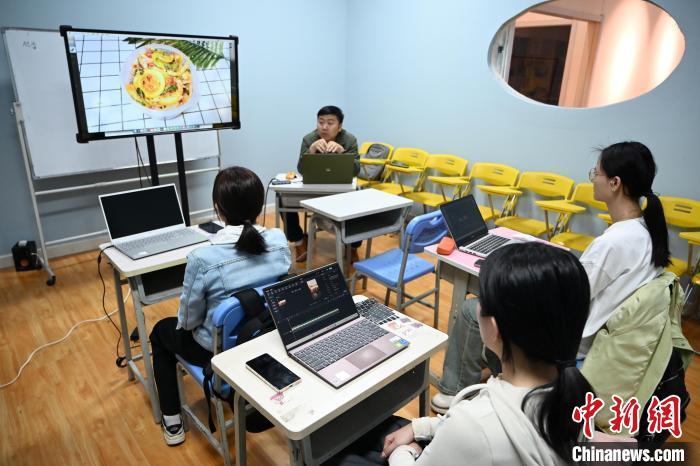 内蒙古呼和浩特市,青年在夜校学习视频剪辑. 中新网记者 刘文华 摄