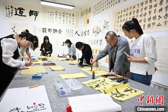 内蒙古呼和浩特市,青年在夜校学习书法. 中新网记者 刘文华 摄