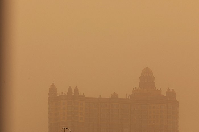 3月28日,吉林省吉林市,当地遇沙尘天气,建筑物朦朦胧胧.