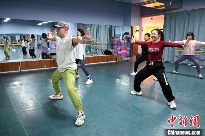 内蒙古呼和浩特市,青年在夜校学习街舞. 中新网记者 刘文华 摄