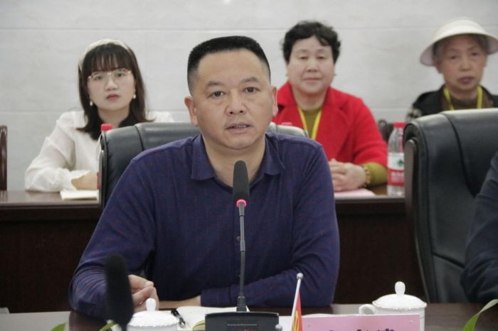 成华区教育局应急管理科科长龙克建讲话"我们重视家校合作,共同关注