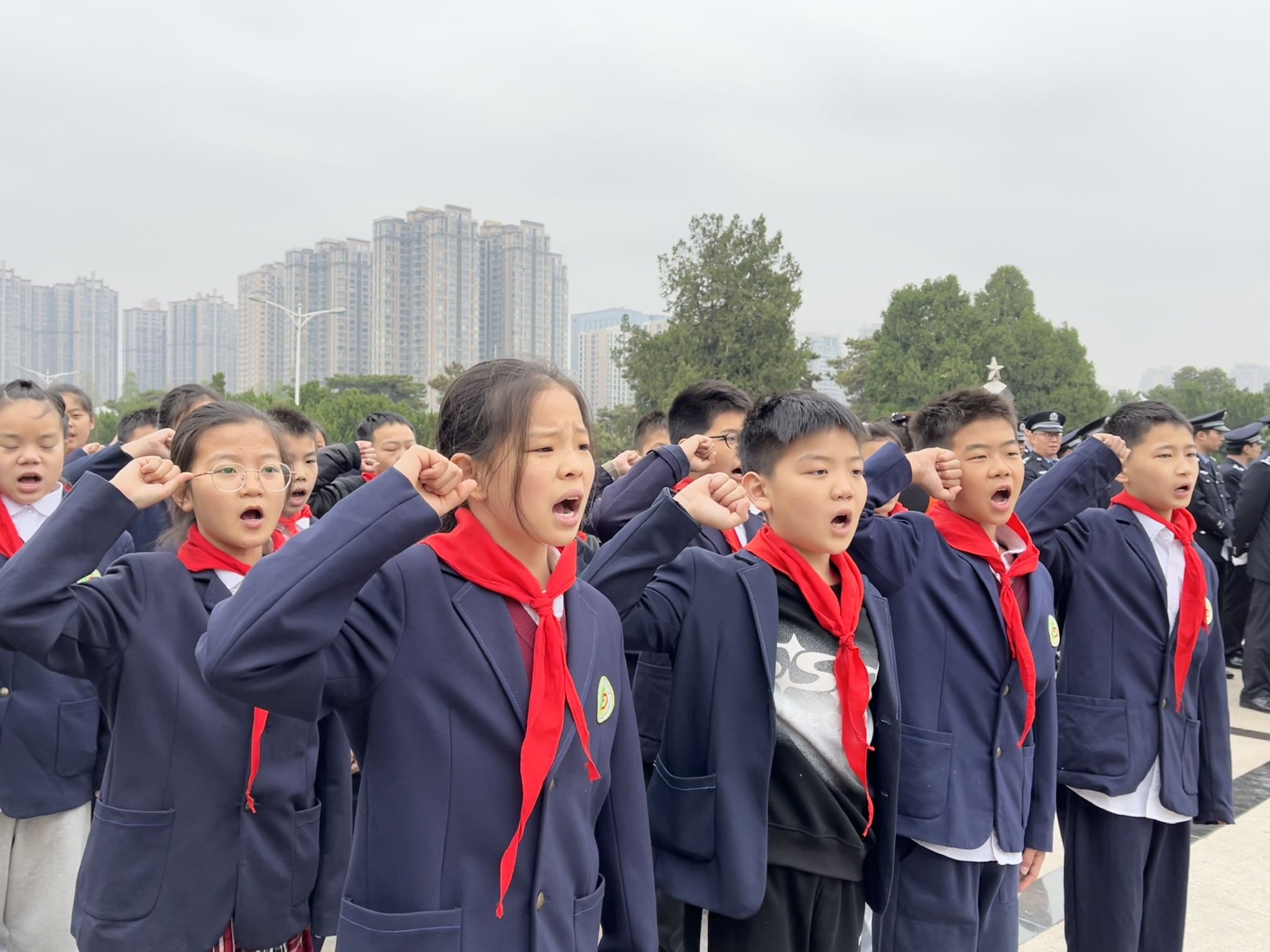 清明祭英烈传承中华魂中原区伏牛路第四小学开展清明节祭扫活动