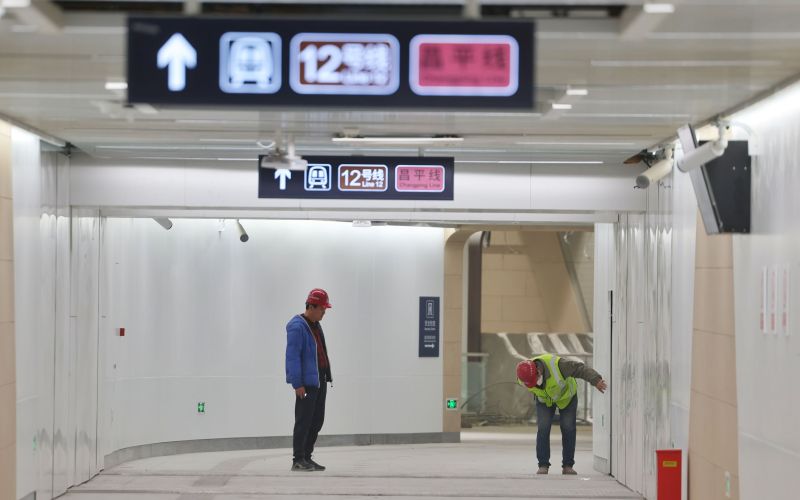 工作人员正在检查地铁通道内设施。新京报记者 陶冉 摄