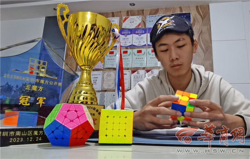 连破4项中国纪录 15岁西安少年的魔方冠军路_新浪财经_新浪网