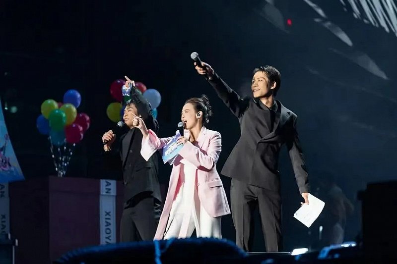 小杨哥演唱会,兄弟俩和主持人曾宝仪在台上 图片来源:三只羊网络那场