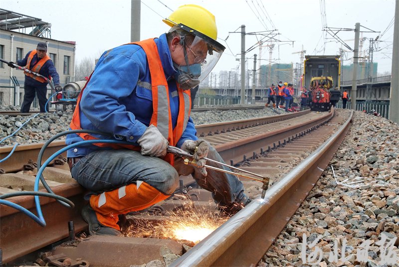 4月2日，中国铁路太原局集团有限公司秦皇岛西工务段职工，在大秦铁路秦皇岛段进行更换钢轨施工作业。